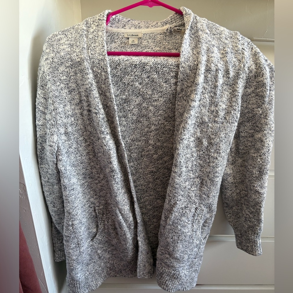 Women’s L.L. Bean medium cardigan in white/ grey with pockets